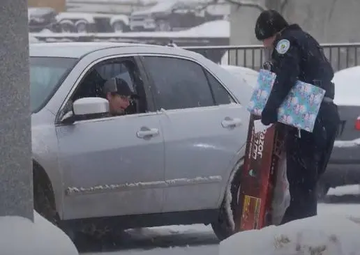 Policía da regalos en lugar de infracciones