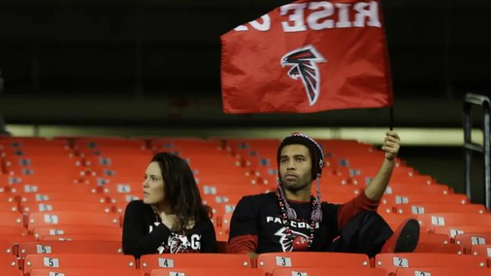 NFL multa a Halcones por ruidos falsos de aficionados
