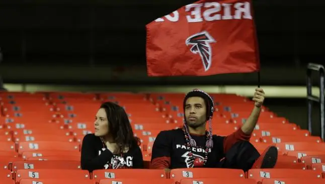 NFL multa a Halcones por ruidos falsos de aficionados