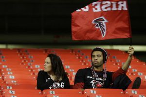 NFL multa a Halcones por ruidos falsos de aficionados