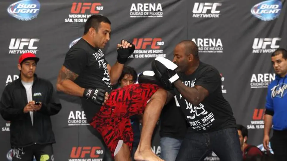 Aficionados de UFC observan un entrenamiento