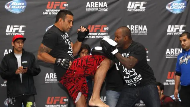 Aficionados de UFC observan un entrenamiento