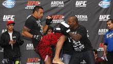 Aficionados de UFC observan un entrenamiento