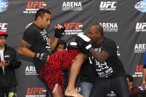 Aficionados de UFC observan un entrenamiento