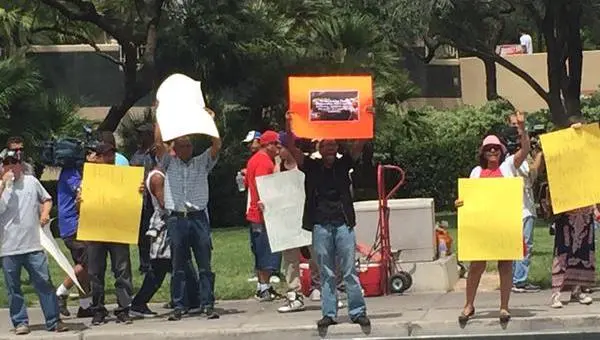 Personas protestan en contra de Mayweather previo al pesaje