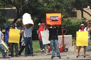 Personas protestan en contra de Mayweather previo al pesaje