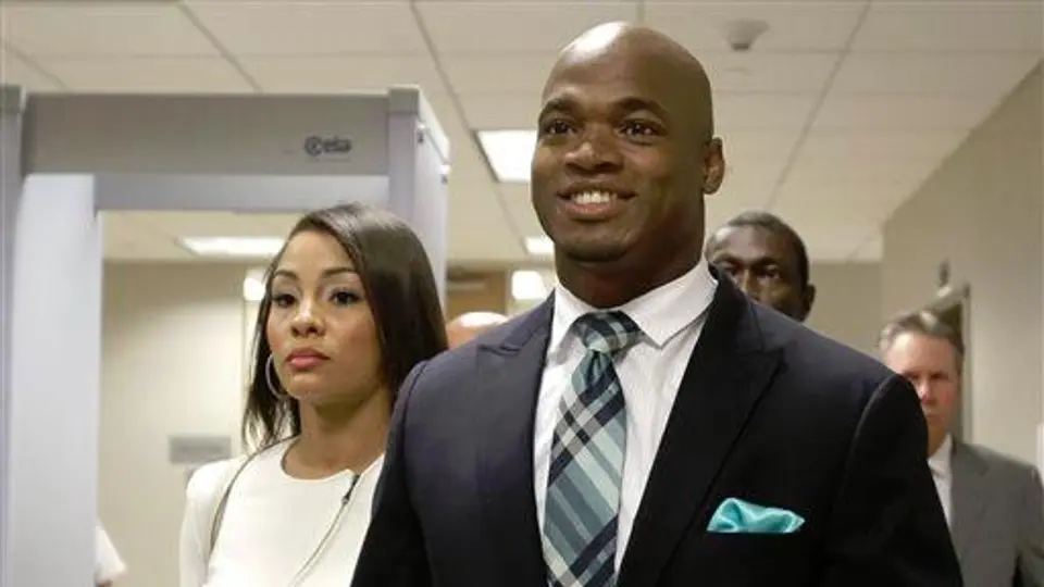 NFL admite el regreso de Adrian Peterson