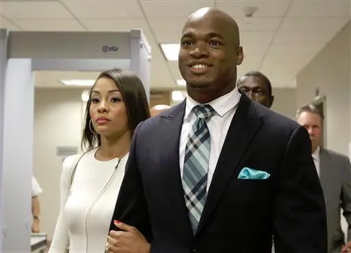 NFL admite el regreso de Adrian Peterson