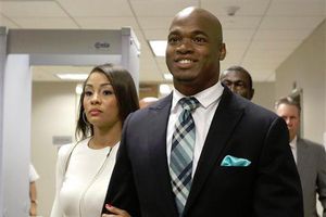 NFL admite el regreso de Adrian Peterson