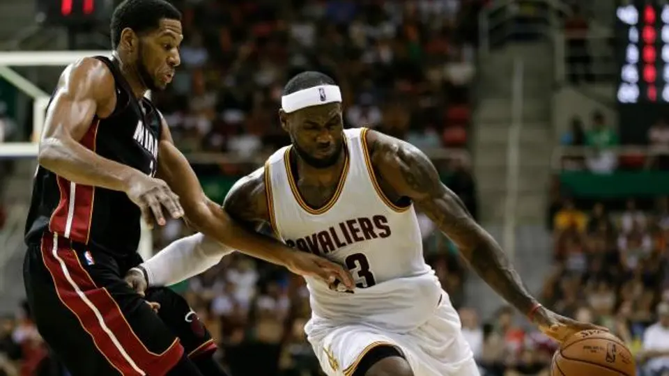 LeBron James vence a su ex equipo en tiempo extra