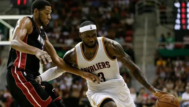 LeBron James vence a su ex equipo en tiempo extra
