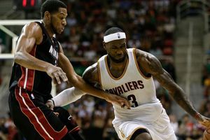 LeBron James vence a su ex equipo en tiempo extra