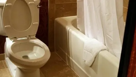 Más de un millón de estadounidenses no cuentan con baño en su hogar