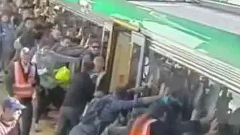 Pasajeros mueven tren para salvar a un hombre
