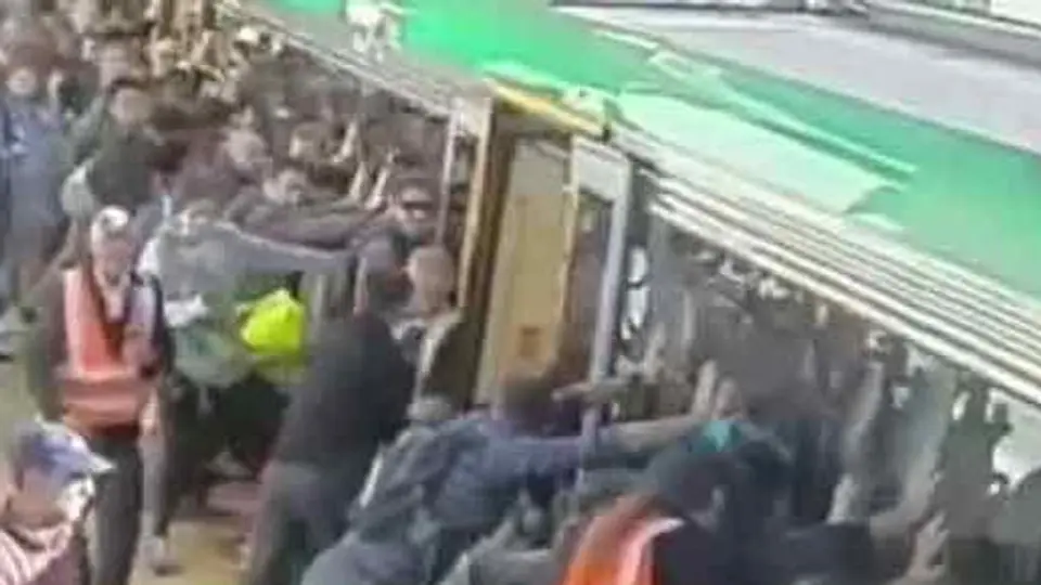 Pasajeros mueven tren para salvar a un hombre