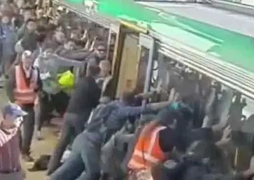 Pasajeros mueven tren para salvar a un hombre