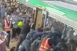 Pasajeros mueven tren para salvar a un hombre