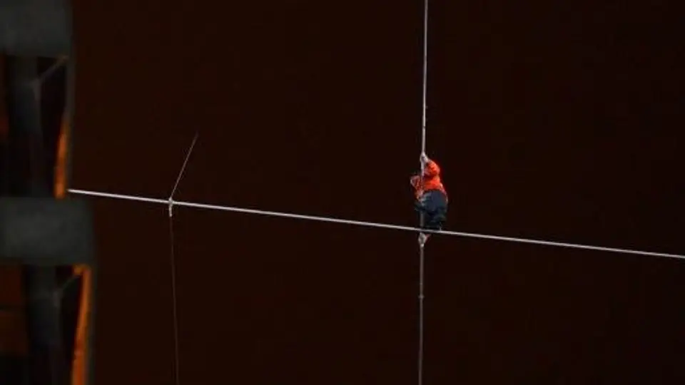Hombre cruza rascacielos caminando sobre un cable
