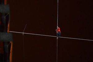 Hombre cruza rascacielos caminando sobre un cable