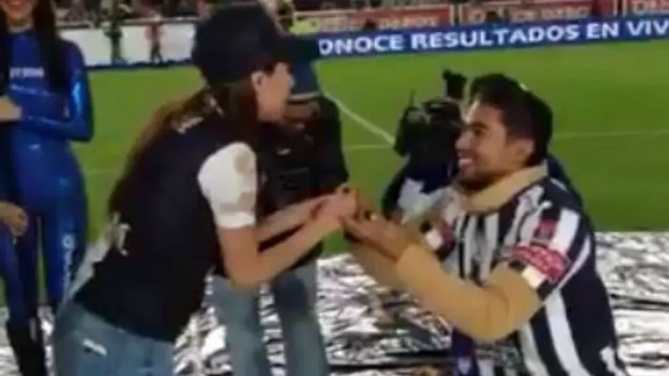 Aficionado se disfraza de la mascota del Pachuca y propone matrimonio