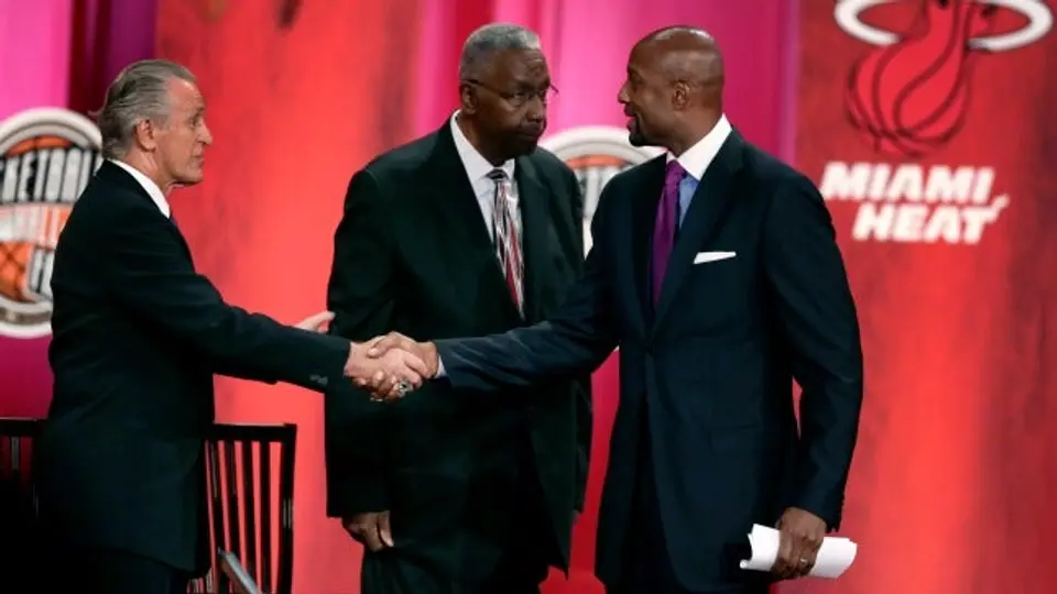 Mourning y Stern, nuevos miembros del Salón de la Fama de la NBA