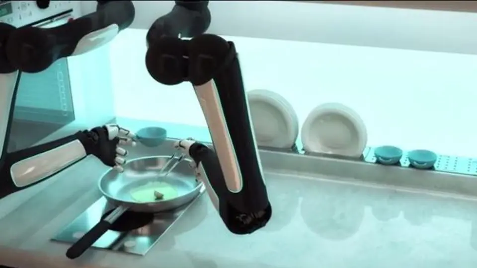 Crean chef-robot capaz de cocinar platillos completos