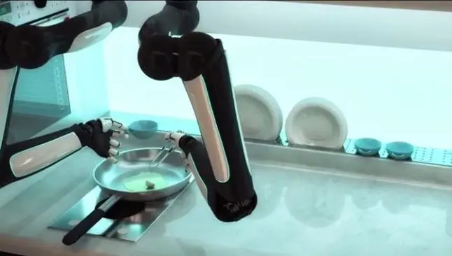 Crean chef-robot capaz de cocinar platillos completos