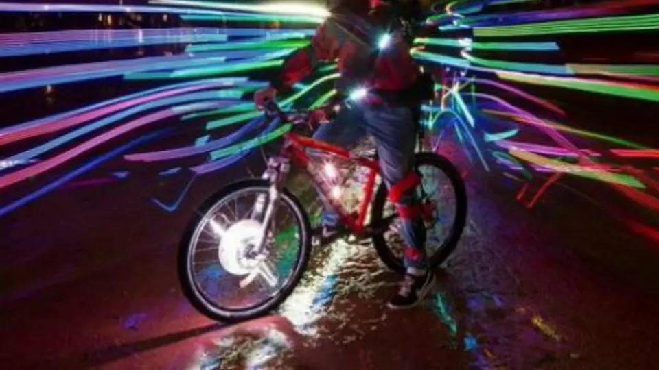 Ciclistas montan espectacular coreografía con luces