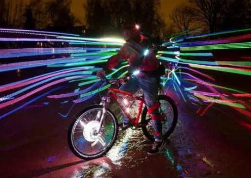 Ciclistas montan espectacular coreografía con luces