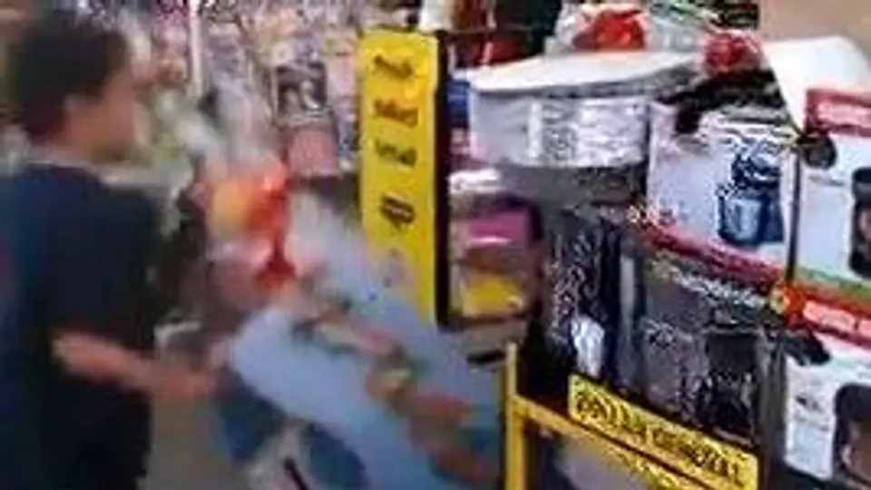 Niño destruye' tienda en Florida