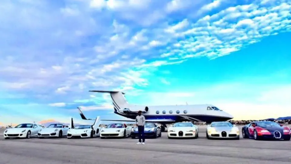 Mayweather presume autos de lujo y jet