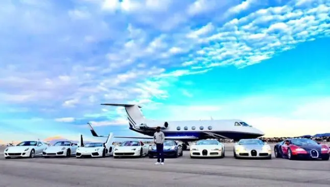 Mayweather presume autos de lujo y jet