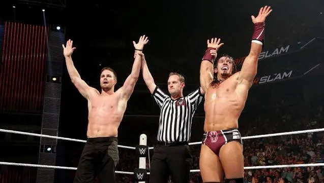 Neville y Amell festejan el triunfo | WWE.COM