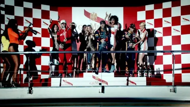 David Guetta se vuelve piloto de F1 en su nuevo video