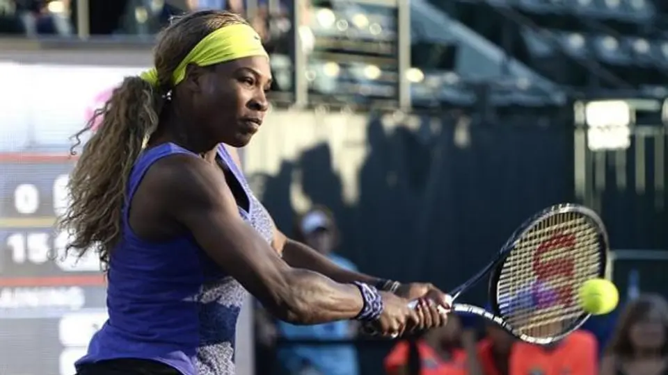 Serena Williams reaparece con victoria