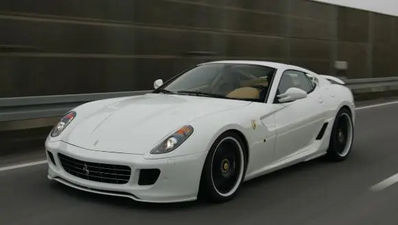 CR7 presume nuevo Ferrari en práctica del Real Madrid
