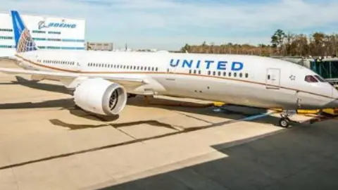 Aerolínea retrasa vuelo para que pasajero dé el último adiós a su madre