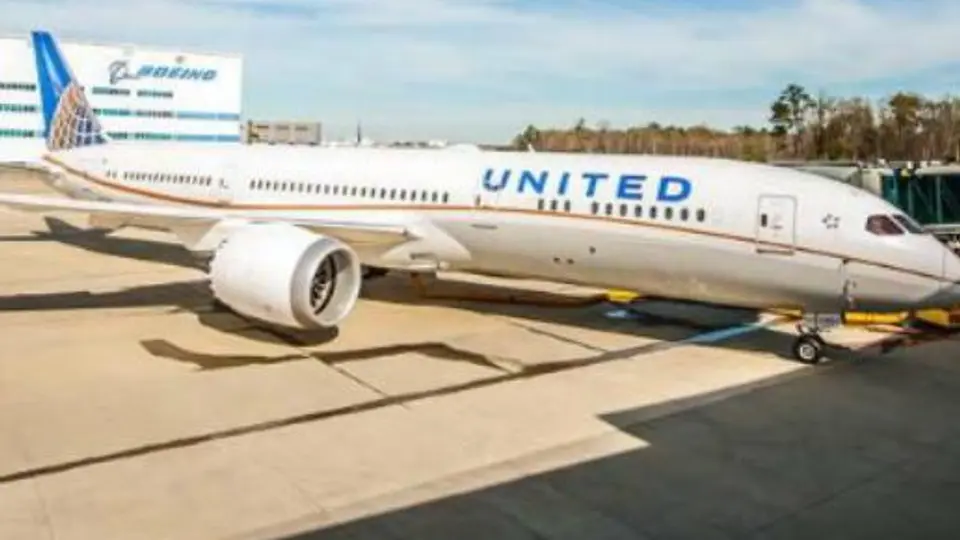 Aerolínea retrasa vuelo para que pasajero dé el último adiós a su madre