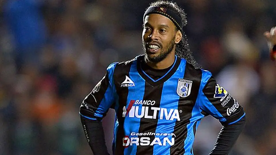 Aficionado trata de robarle el gorro a Ronaldinho