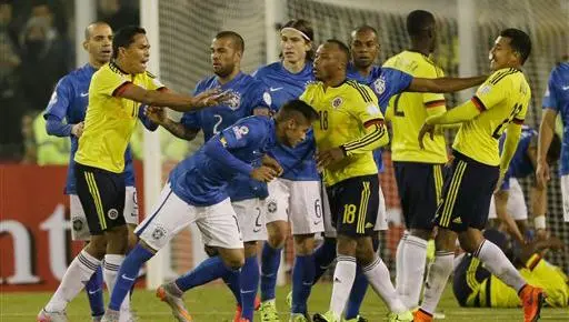 Mamá de Carlos Bacca lo regaña por empujar a Neymar