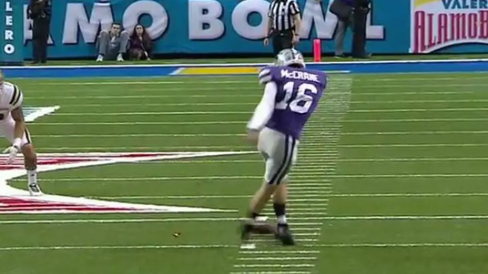 Pateador realiza rabona en patada corta durante el Alamo Bowl