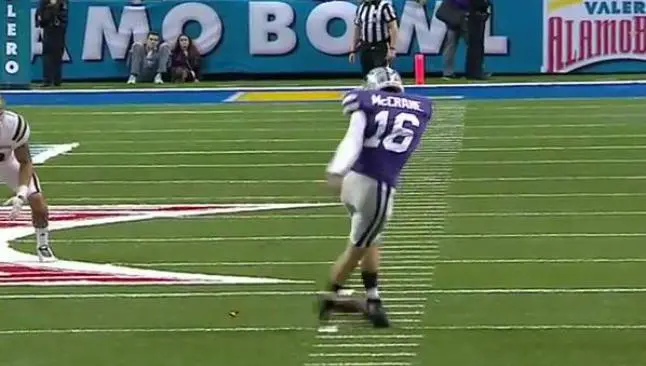 Pateador realiza rabona en patada corta durante el Alamo Bowl