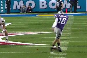 Pateador realiza rabona en patada corta durante el Alamo Bowl