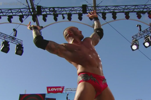 Orton derrota a Rollins con un concierto de RKO's