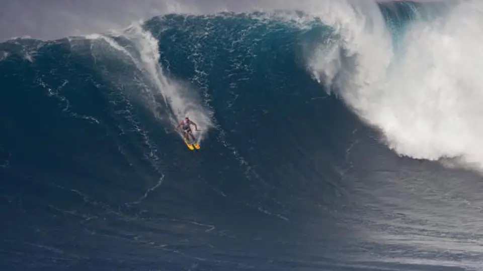 Hombre de 45 años cambia las reglas y surfea con esquís