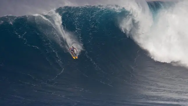Hombre de 45 años cambia las reglas y surfea con esquís