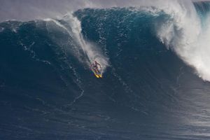 Hombre de 45 años cambia las reglas y surfea con esquís