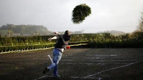 Crean competencia de lanzamiento de 'Árbol de Navidad'