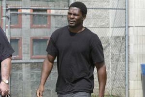 Campeón de boxeo, acusado de amenazar con una pistola a una familia