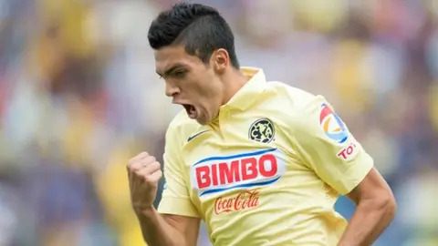 Raúl Jiménez, feliz por los tres goles contra Puebla